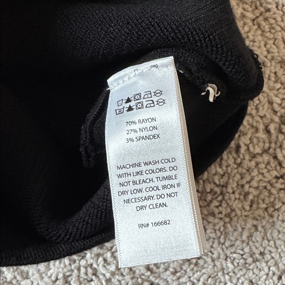 Black Ribbed Square-Neck Crop Tank Top - Picture 3 of 4